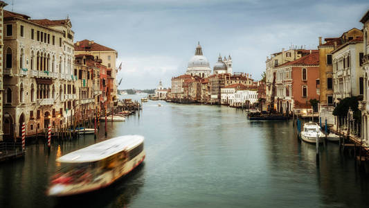威尼斯的城市, 意大利的威尼斯大运河和大教堂圣玛丽亚德拉在日出的壮丽景色。威尼斯是意大利著名的旅游胜地, 其独特的城市和文化