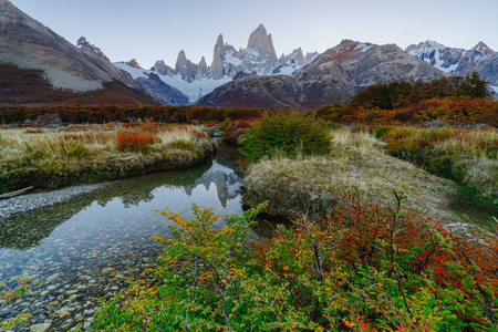 在国家公园洛杉矶 Glaciares 国家公园日落期间的看法。秋天在巴塔哥尼亚, 阿根廷边