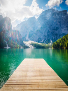 Braies 湖在白云岩山 Seekofel 在背景, Sudtirol, 意大利。Braies 湖也被称为 Braies。湖水