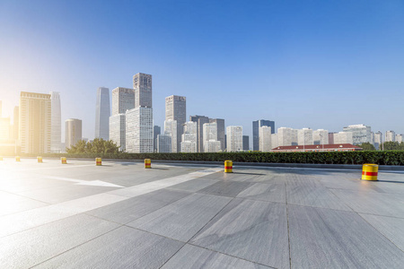 全景天际线和现代商务办公楼用空的路, 空的混凝土方形的地板