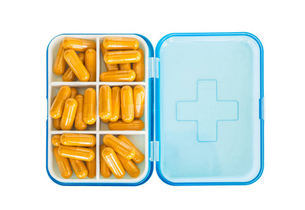 姜黄粉包装在胶囊在医学盒在白色背景下分离