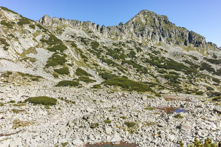 惊人的景观，Samodivski 湖，皮林山，保加利亚与 Dzhangal 高峰