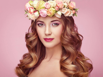 美丽的金发女人与花在她头上的花环