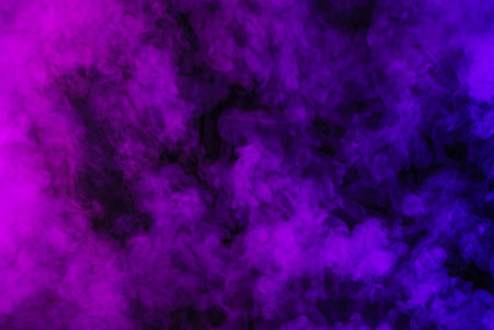 抽象黑色背景上的紫色烟雾
