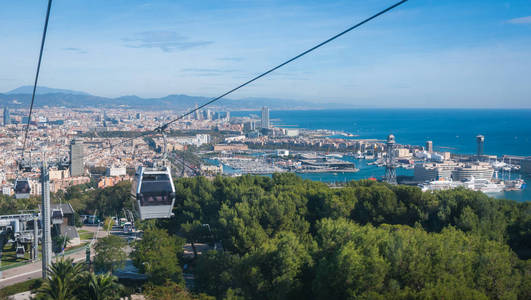 缆车观巴塞罗那市与西班牙海岸线