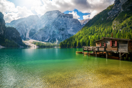 Braies 湖在白云岩山 Seekofel 在背景, Sudtirol, 意大利。Braies 湖也被称为 Braies。湖水