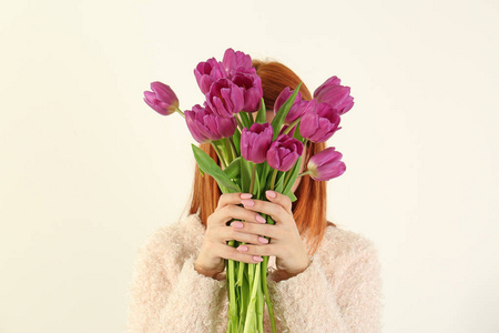 郁金香花束的年轻女人