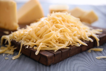 木板与磨碎的奶酪