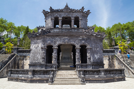 在越南顺化，潘文凯 Dinh 陵神社馆