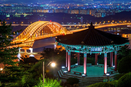 到了晚上，韩国 Banghwa 桥