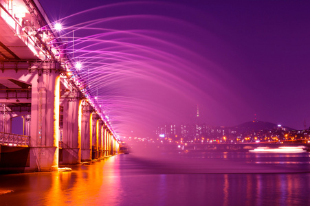 在位于韩国首尔的盘浦大桥彩虹喷泉表演