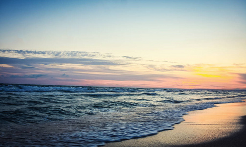 从海滩，日落日落。美丽的日落黑海。金海上日落。图片海上日落。大海日落背景。令人惊异海上日落日落海图片，海浪。在日落期间海景