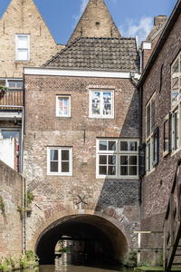 老房子和运河在市的 Hertogenbos 的街道上
