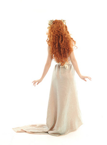 全长肖像漂亮的红头发女士穿着梦幻长袍, 站在白色背景姿势