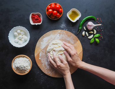 在面包店里用女性的手做面团。制作意大利比萨玛格丽塔酒