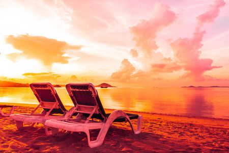 美丽的户外风景与空的床椅在热带海滩和海在日出时间为假日旅行和假期
