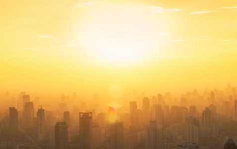 到曼谷市中心的日出，遇难时雾的鸟瞰图