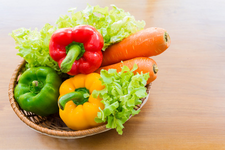 健康蔬菜在木制的桌子上放的篮子里