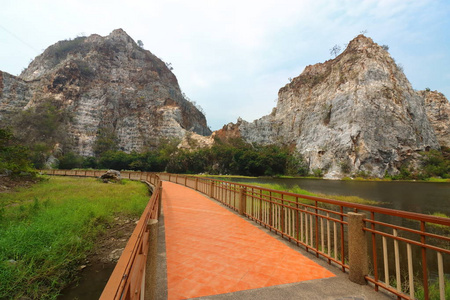 美丽的人行道与洛基山背景的考拉差布里石公园, 泰国