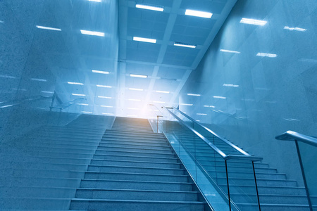 楼梯的现代化大楼，蓝色色调图像