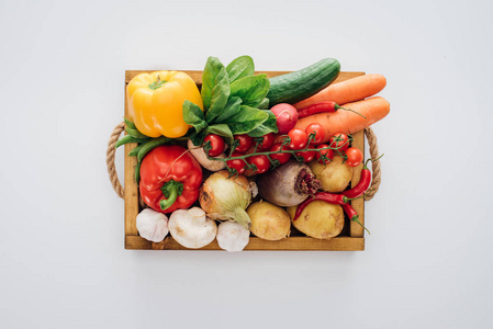 白色的新鲜有机蔬菜盒的顶部视图