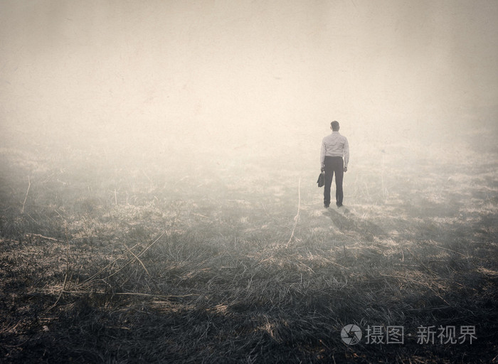 迷失在雾中的男人