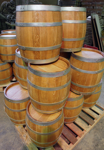 在工厂里的木制琵琶桶的制造
