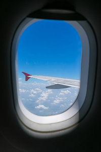 云层和从飞机窗口中看到的天空