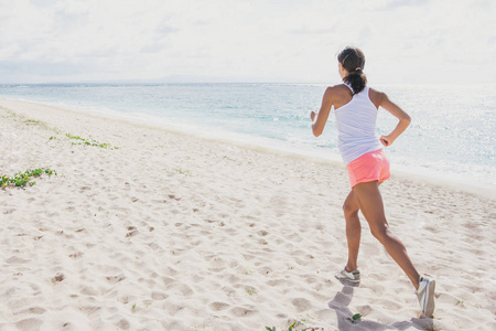 在海滩上慢跑的运动型女人