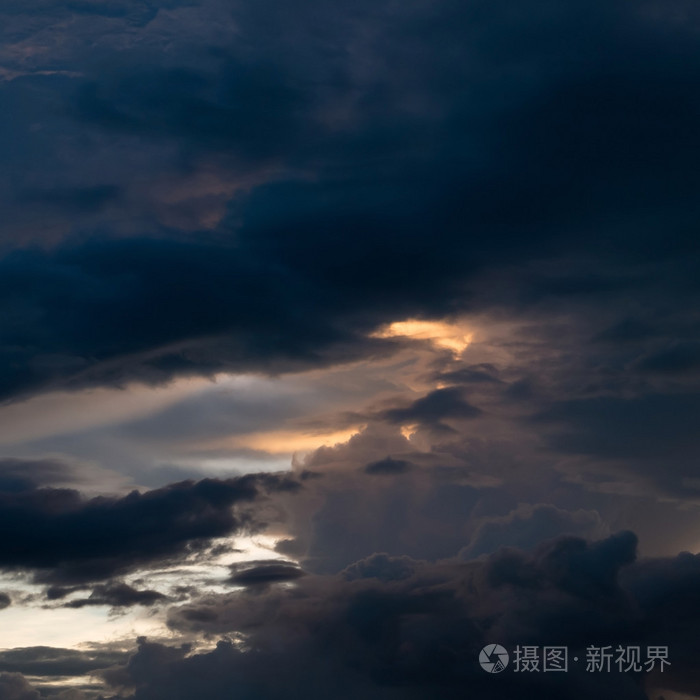 黄昏的夕阳的天空以多云,阳光透过云层