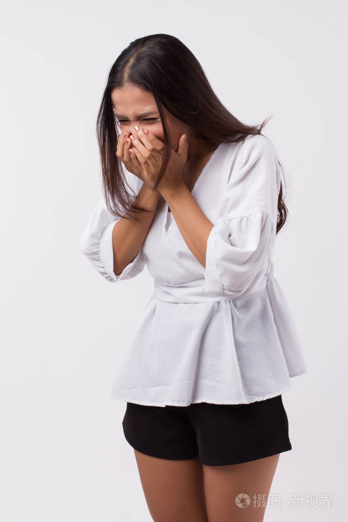 喉咙痛 感冒 流感的病人打喷嚏的女人