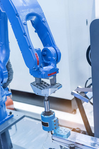 自动机器人在装配生产线在工厂工作。智能事实上