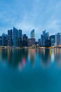 新加坡市办公大楼在海滨和反射