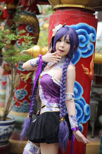 带紫色中式服装角色扮演的亚洲年轻女子肖像