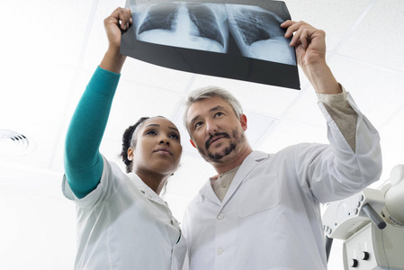 男性和女性医生检查胸部 x 光在医院