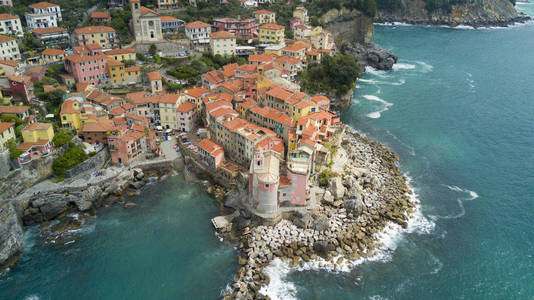 航拍照片拍摄与架无人驾驶飞机向 Tellaro，著名的利古里亚村庄附近的 Cinqueterre