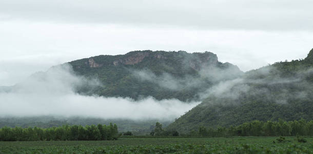 清晨在泰国碧府的薄雾中的群山
