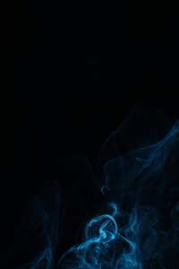 黑色背景烟雾的蓝色漩涡与复制空间