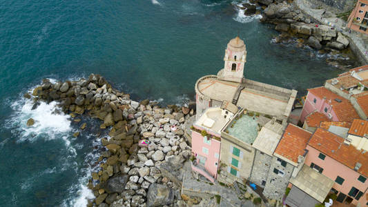 航拍照片拍摄与架无人驾驶飞机向 Tellaro，著名的利古里亚村庄附近的 Cinqueterre