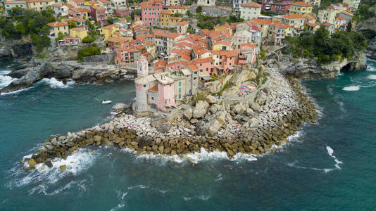 航拍照片拍摄与架无人驾驶飞机向 Tellaro，著名的利古里亚村庄附近的 Cinqueterre