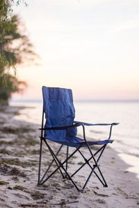 夏季旅游概念背景椅子上模糊的海上日落背景