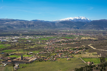 山谷 Peligna 与 Celestinian 修道院, Pratola 和在背景 Ovindoli