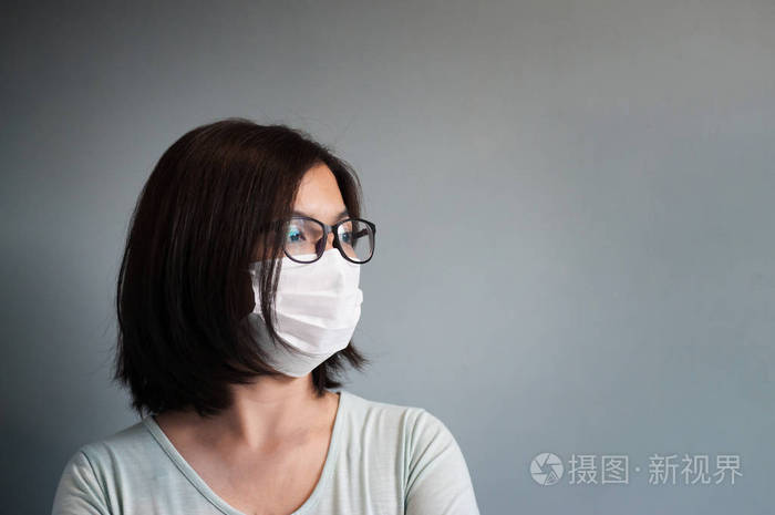 亚洲眼镜女人戴医疗口罩与副本空间