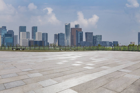 全景天际线和现代商务办公楼用空的路, 空的混凝土方形的地板