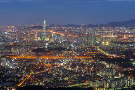 到了晚上，韩国城市天际线的首尔