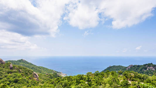 美丽的自然风景蓝色海在 Aow leuk 海湾在夏天天空之下从高风景点在海岛是素叻尼, 泰国169 宽屏著名旅游胜地