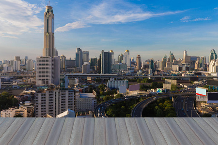 曼谷市中央商务市中心与蓝色天际线背景