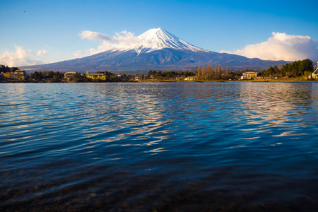 富士山沿 Kawaguchigo 湖风景与雪蓝色天空早晨, 山梨日本