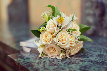 婚礼鲜花和漂亮的鞋子装饰