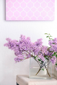 与美丽的淡紫色花的花瓶